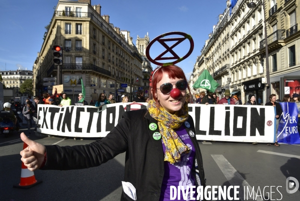 Action blocage du centre de Paris par des militants écologistes d Extinction Rebellion, rue de Rivoli. Action blocking the center of Paris by ecologist activists of Extinction Rebellion, Rivoli street.