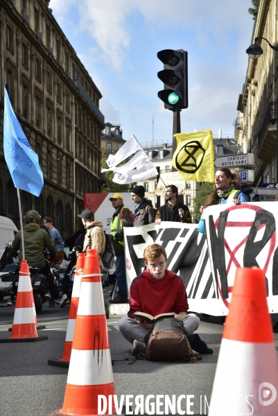 Action blocage du centre de Paris par des militants écologistes d Extinction Rebellion, rue de Rivoli. Action blocking the center of Paris by ecologist activists of Extinction Rebellion, Rivoli street.