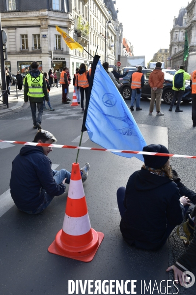 Action blocage du centre de Paris par des militants écologistes d Extinction Rebellion, rue de Rivoli. Action blocking the center of Paris by ecologist activists of Extinction Rebellion, Rivoli street.