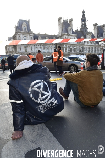 Action blocage du centre de Paris par des militants écologistes d Extinction Rebellion, rue de Rivoli. Action blocking the center of Paris by ecologist activists of Extinction Rebellion, Rivoli street.