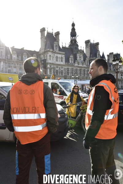 Action blocage du centre de Paris par des militants écologistes d Extinction Rebellion, rue de Rivoli. Action blocking the center of Paris by ecologist activists of Extinction Rebellion, Rivoli street.