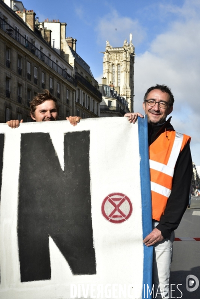 Action blocage du centre de Paris par des militants écologistes d Extinction Rebellion, rue de Rivoli. Action blocking the center of Paris by ecologist activists of Extinction Rebellion, Rivoli street.