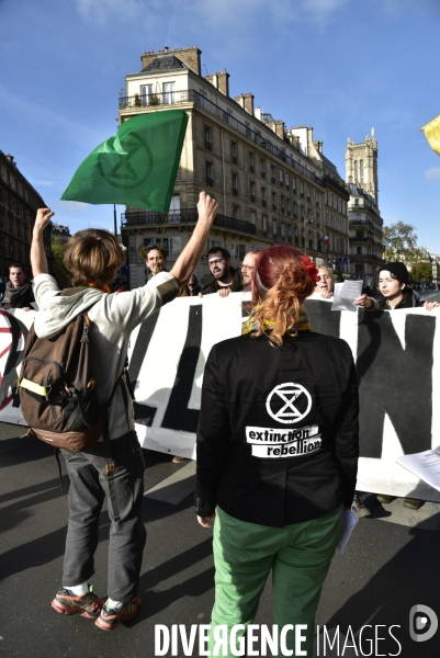 Action blocage du centre de Paris par des militants écologistes d Extinction Rebellion, rue de Rivoli. Action blocking the center of Paris by ecologist activists of Extinction Rebellion, Rivoli street.