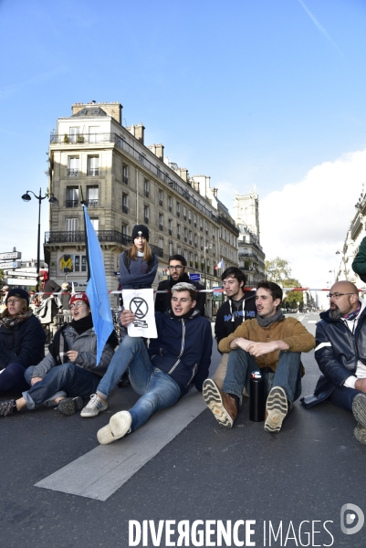 Action blocage du centre de Paris par des militants écologistes d Extinction Rebellion, rue de Rivoli. Action blocking the center of Paris by ecologist activists of Extinction Rebellion, Rivoli street.