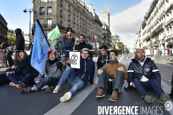 Action blocage du centre de Paris par des militants écologistes d Extinction Rebellion, rue de Rivoli. Action blocking the center of Paris by ecologist activists of Extinction Rebellion, Rivoli street.