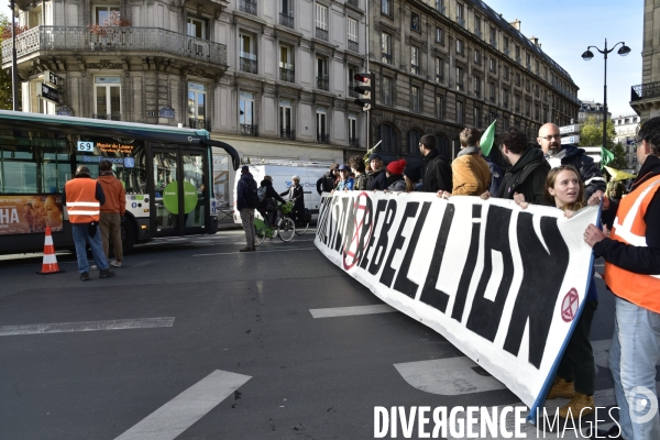 Action blocage du centre de Paris par des militants écologistes d Extinction Rebellion, rue de Rivoli. Action blocking the center of Paris by ecologist activists of Extinction Rebellion, Rivoli street.