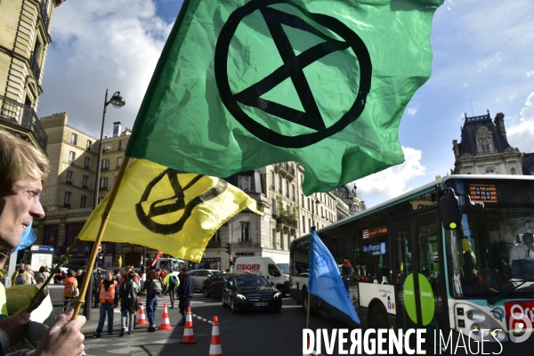 Action blocage du centre de Paris par des militants écologistes d Extinction Rebellion, rue de Rivoli. Action blocking the center of Paris by ecologist activists of Extinction Rebellion, Rivoli street.
