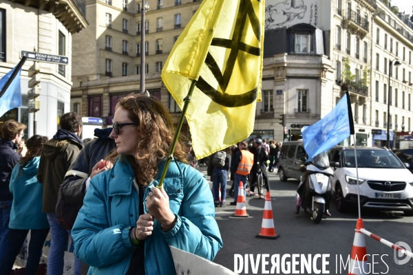 Action blocage du centre de Paris par des militants écologistes d Extinction Rebellion, rue de Rivoli. Action blocking the center of Paris by ecologist activists of Extinction Rebellion, Rivoli street.