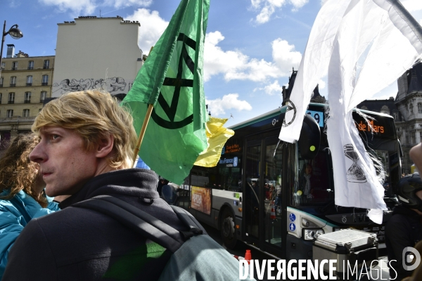 Action blocage du centre de Paris par des militants écologistes d Extinction Rebellion, rue de Rivoli. Action blocking the center of Paris by ecologist activists of Extinction Rebellion, Rivoli street.