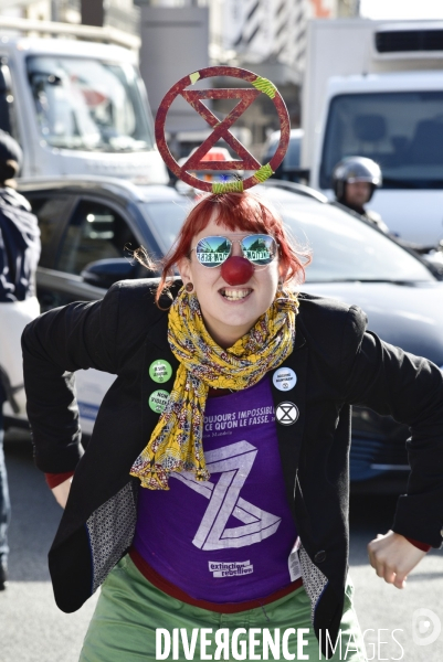 Action blocage du centre de Paris par des militants écologistes d Extinction Rebellion, rue de Rivoli. Action blocking the center of Paris by ecologist activists of Extinction Rebellion, Rivoli street.