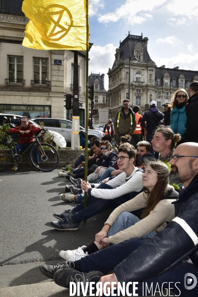 Action blocage du centre de Paris par des militants écologistes d Extinction Rebellion, rue de Rivoli. Action blocking the center of Paris by ecologist activists of Extinction Rebellion, Rivoli street.