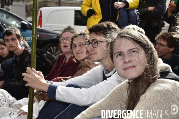 Action blocage du centre de Paris par des militants écologistes d Extinction Rebellion, rue de Rivoli. Action blocking the center of Paris by ecologist activists of Extinction Rebellion, Rivoli street.