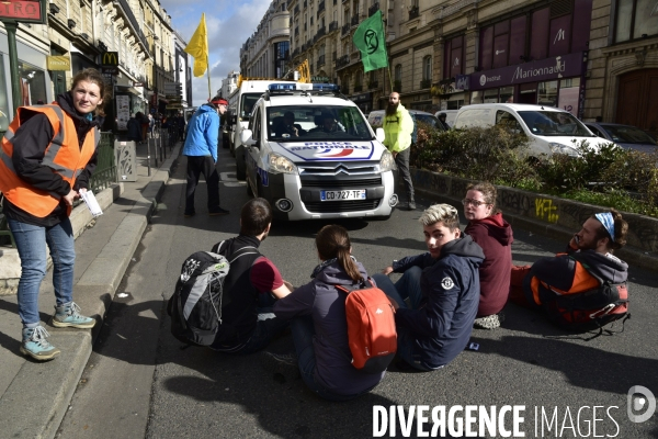 Action blocage du centre de Paris par des militants écologistes d Extinction Rebellion, rue de Rivoli. Action blocking the center of Paris by ecologist activists of Extinction Rebellion, Rivoli street.