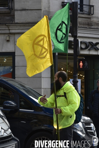 Action blocage du centre de Paris par des militants écologistes d Extinction Rebellion, rue de Rivoli. Action blocking the center of Paris by ecologist activists of Extinction Rebellion, Rivoli street.