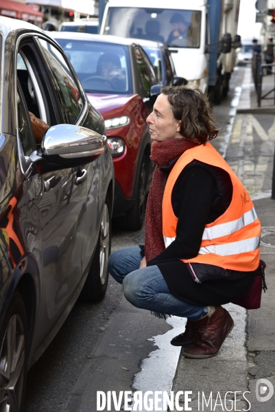 Action blocage du centre de Paris par des militants écologistes d Extinction Rebellion, rue de Rivoli. Action blocking the center of Paris by ecologist activists of Extinction Rebellion, Rivoli street.