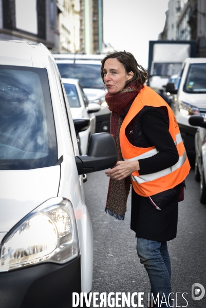 Action blocage du centre de Paris par des militants écologistes d Extinction Rebellion, rue de Rivoli. Action blocking the center of Paris by ecologist activists of Extinction Rebellion, Rivoli street.