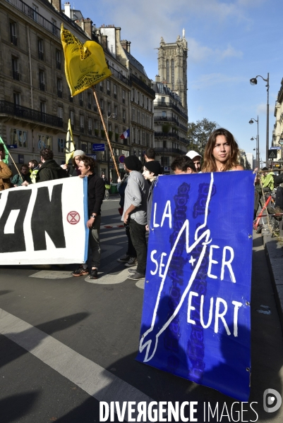 Action blocage du centre de Paris par des militants écologistes d Extinction Rebellion, rue de Rivoli. Action blocking the center of Paris by ecologist activists of Extinction Rebellion, Rivoli street.