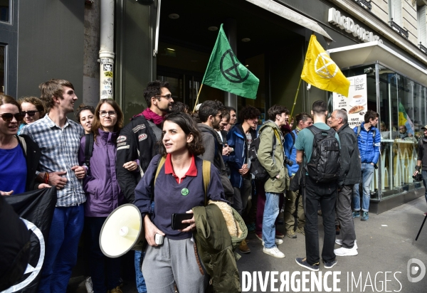 Action blocage du centre de Paris par des militants écologistes d Extinction Rebellion, rue de Rivoli. Action blocking the center of Paris by ecologist activists of Extinction Rebellion, Rivoli street.