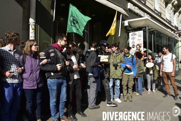 Action blocage du centre de Paris par des militants écologistes d Extinction Rebellion, rue de Rivoli. Action blocking the center of Paris by ecologist activists of Extinction Rebellion, Rivoli street.