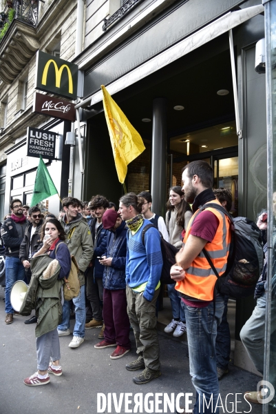 Action blocage du centre de Paris par des militants écologistes d Extinction Rebellion, rue de Rivoli. Action blocking the center of Paris by ecologist activists of Extinction Rebellion, Rivoli street.
