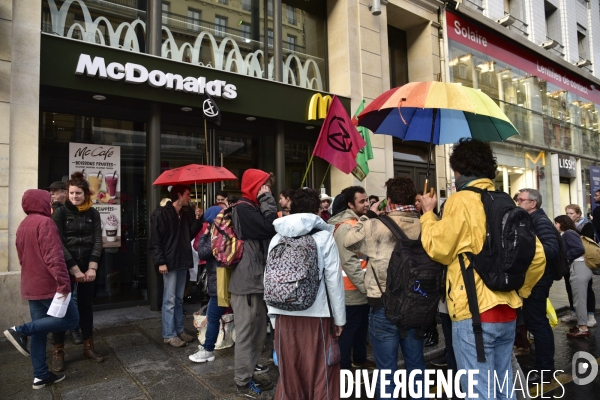 Action blocage du centre de Paris par des militants écologistes d Extinction Rebellion, rue de Rivoli. Action blocking the center of Paris by ecologist activists of Extinction Rebellion, Rivoli street.
