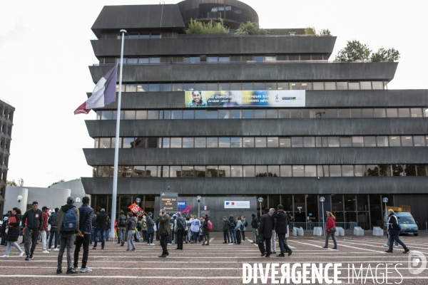 Rassemblement de sans-papiers devant la préfecture de Bobigny