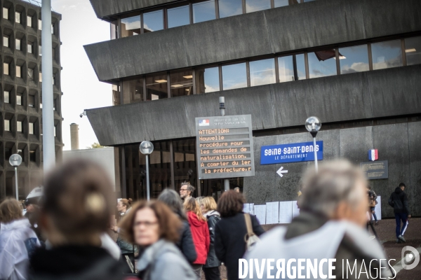 Rassemblement de sans-papiers devant la préfecture de Bobigny