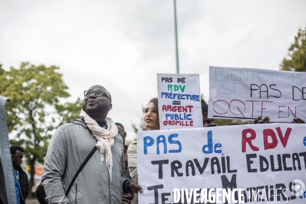 Rassemblement de sans-papiers devant la préfecture de Bobigny