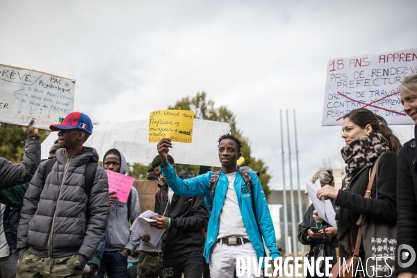 Rassemblement de sans-papiers devant la préfecture de Bobigny