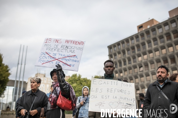 Rassemblement de sans-papiers devant la préfecture de Bobigny