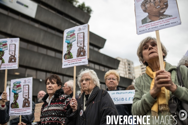 Rassemblement de sans-papiers devant la préfecture de Bobigny