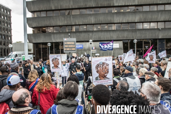 Rassemblement de sans-papiers devant la préfecture de Bobigny