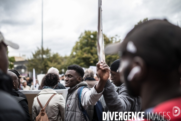 Rassemblement de sans-papiers devant la préfecture de Bobigny
