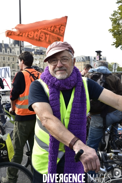 Action   Tournez manège !  , Vélorution dans Paris organisée par des militants écologistes d Extinction Rebellion. Action  Turn carousel! , Velorution in Paris organized by ecologist activists of Extinction Rebellion.