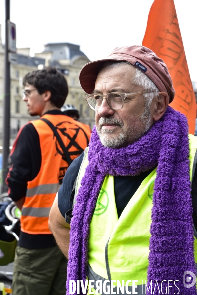 Action   Tournez manège !  , Vélorution dans Paris organisée par des militants écologistes d Extinction Rebellion. Action  Turn carousel! , Velorution in Paris organized by ecologist activists of Extinction Rebellion.