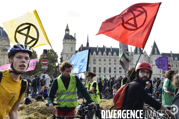 Action   Tournez manège !  , Vélorution dans Paris organisée par des militants écologistes d Extinction Rebellion. Action  Turn carousel! , Velorution in Paris organized by ecologist activists of Extinction Rebellion.