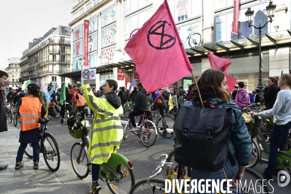 Action   Tournez manège !  , Vélorution dans Paris organisée par des militants écologistes d Extinction Rebellion. Action  Turn carousel! , Velorution in Paris organized by ecologist activists of Extinction Rebellion.