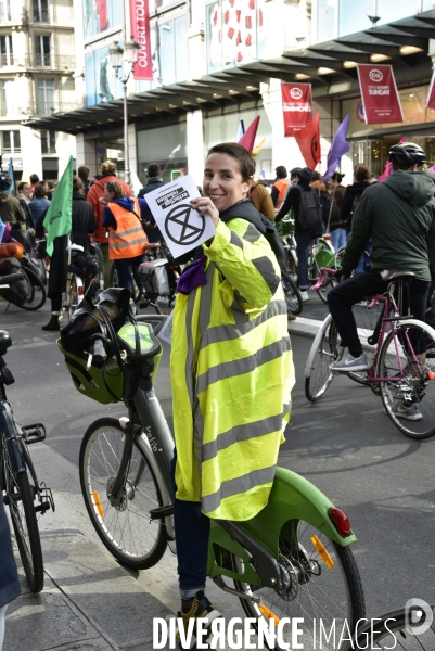 Action   Tournez manège !  , Vélorution dans Paris organisée par des militants écologistes d Extinction Rebellion. Action  Turn carousel! , Velorution in Paris organized by ecologist activists of Extinction Rebellion.