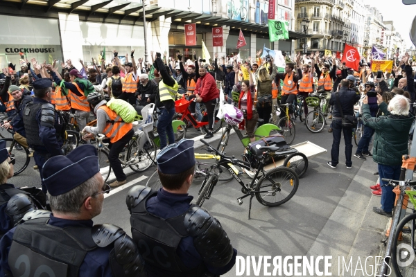 Action   Tournez manège !  , Vélorution dans Paris organisée par des militants écologistes d Extinction Rebellion. Action  Turn carousel! , Velorution in Paris organized by ecologist activists of Extinction Rebellion.