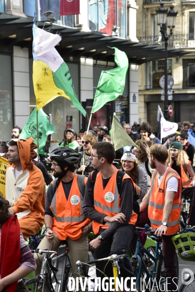 Action   Tournez manège !  , Vélorution dans Paris organisée par des militants écologistes d Extinction Rebellion. Action  Turn carousel! , Velorution in Paris organized by ecologist activists of Extinction Rebellion.