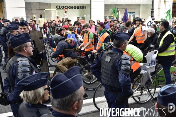 Action   Tournez manège !  , Vélorution dans Paris organisée par des militants écologistes d Extinction Rebellion. Action  Turn carousel! , Velorution in Paris organized by ecologist activists of Extinction Rebellion.