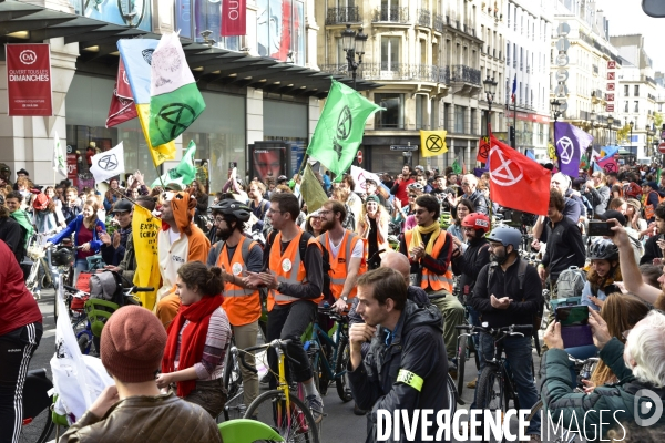 Action   Tournez manège !  , Vélorution dans Paris organisée par des militants écologistes d Extinction Rebellion. Action  Turn carousel! , Velorution in Paris organized by ecologist activists of Extinction Rebellion.