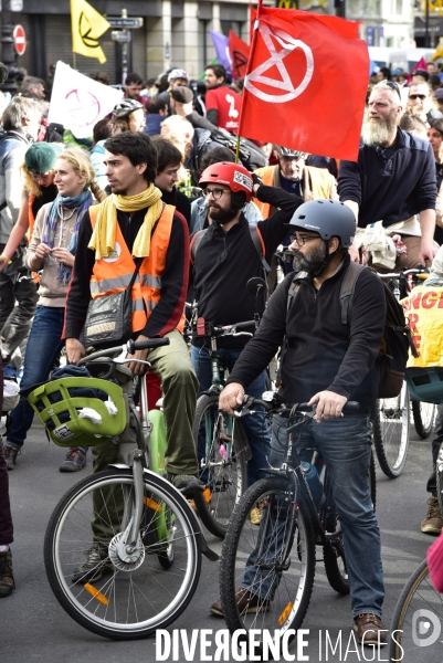 Action   Tournez manège !  , Vélorution dans Paris organisée par des militants écologistes d Extinction Rebellion. Action  Turn carousel! , Velorution in Paris organized by ecologist activists of Extinction Rebellion.