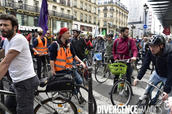 Action   Tournez manège !  , Vélorution dans Paris organisée par des militants écologistes d Extinction Rebellion. Action  Turn carousel! , Velorution in Paris organized by ecologist activists of Extinction Rebellion.