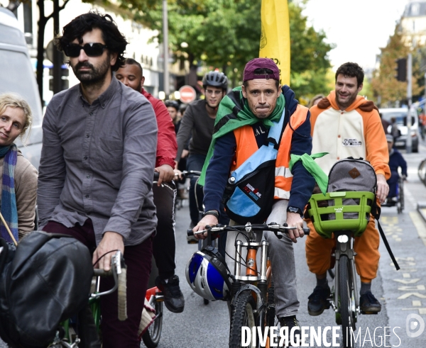 Action   Tournez manège !  , Vélorution dans Paris organisée par des militants écologistes d Extinction Rebellion. Action  Turn carousel! , Velorution in Paris organized by ecologist activists of Extinction Rebellion.