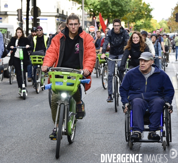 Action   Tournez manège !  , Vélorution dans Paris organisée par des militants écologistes d Extinction Rebellion. Action  Turn carousel! , Velorution in Paris organized by ecologist activists of Extinction Rebellion.