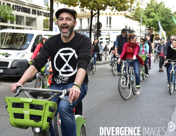 Action   Tournez manège !  , Vélorution dans Paris organisée par des militants écologistes d Extinction Rebellion. Action  Turn carousel! , Velorution in Paris organized by ecologist activists of Extinction Rebellion.