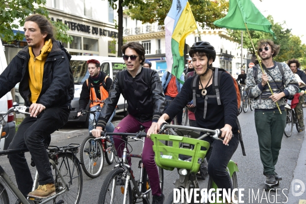 Action   Tournez manège !  , Vélorution dans Paris organisée par des militants écologistes d Extinction Rebellion. Action  Turn carousel! , Velorution in Paris organized by ecologist activists of Extinction Rebellion.