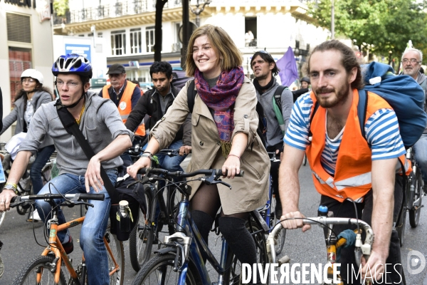 Action   Tournez manège !  , Vélorution dans Paris organisée par des militants écologistes d Extinction Rebellion. Action  Turn carousel! , Velorution in Paris organized by ecologist activists of Extinction Rebellion.