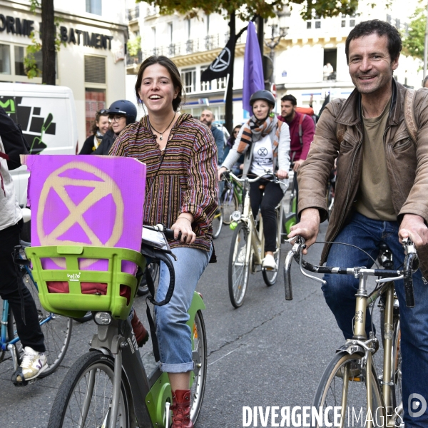 Action   Tournez manège !  , Vélorution dans Paris organisée par des militants écologistes d Extinction Rebellion. Action  Turn carousel! , Velorution in Paris organized by ecologist activists of Extinction Rebellion.